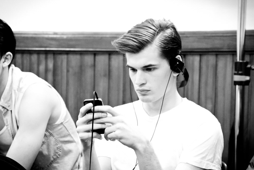 guy reading email marketing